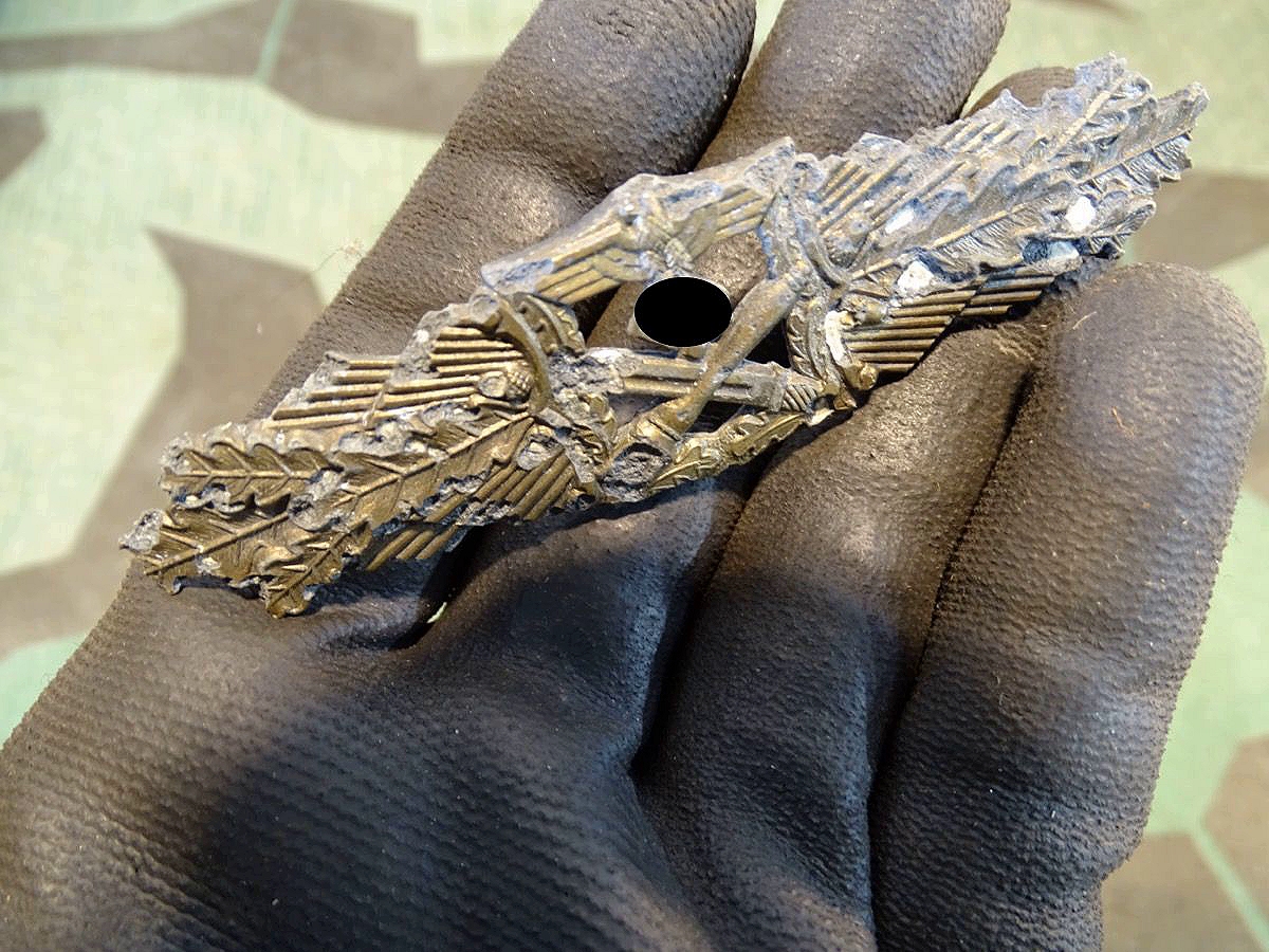 Nahkampfspange in Bronze, Feinzink, Fundstück. "FEC.W.E.PEEKHAUS BERLIN / AUSF.AG.M.U.K GABLONZ"