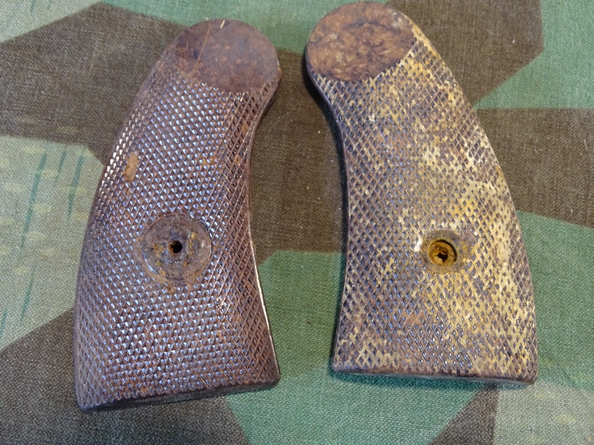 Paar Original Bakelit Grippanels / Griffschalen Walther Heeres Leuchtpistole Modell 1934 und Kampfpistole. 