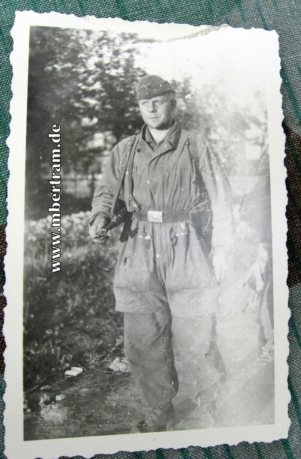Privat Foto Fallschirmjägers in Springerkombi mit MP 40