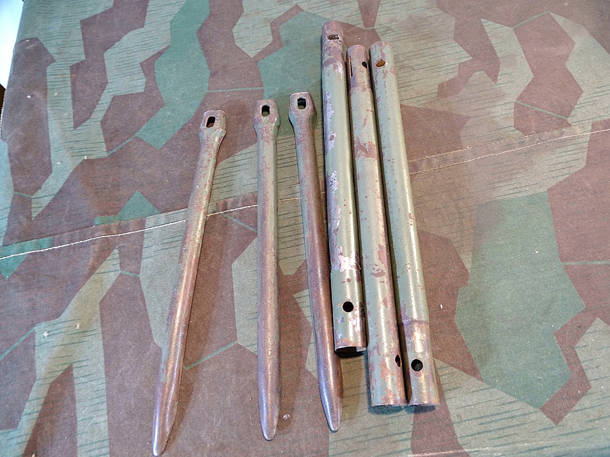Wehrmacht : 3 feldgraue Eisen Zelthäringe und 3 Zeltstangen 