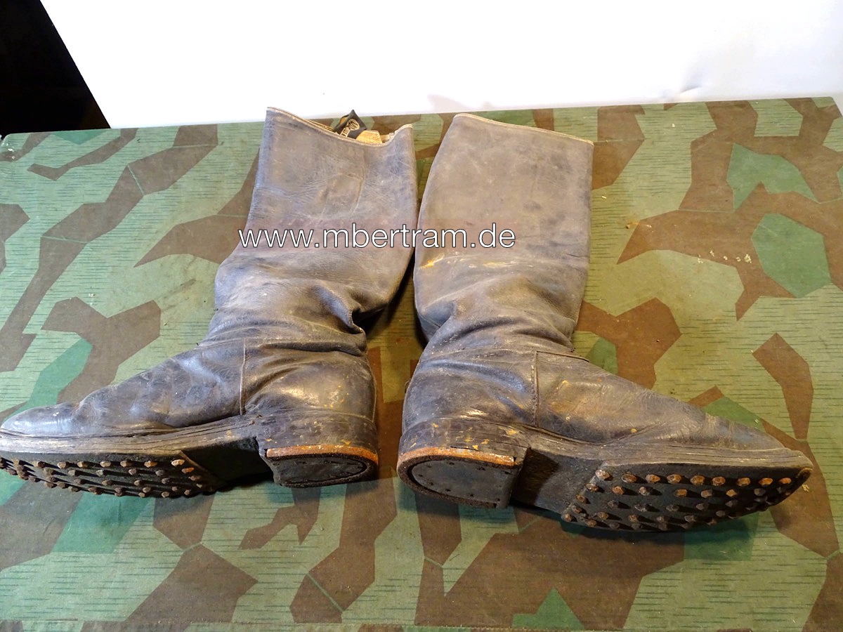 Wehrmacht / Waffen SS: Ein Paar Offiziers- und Unteroffiziers Stiefel, genagelt