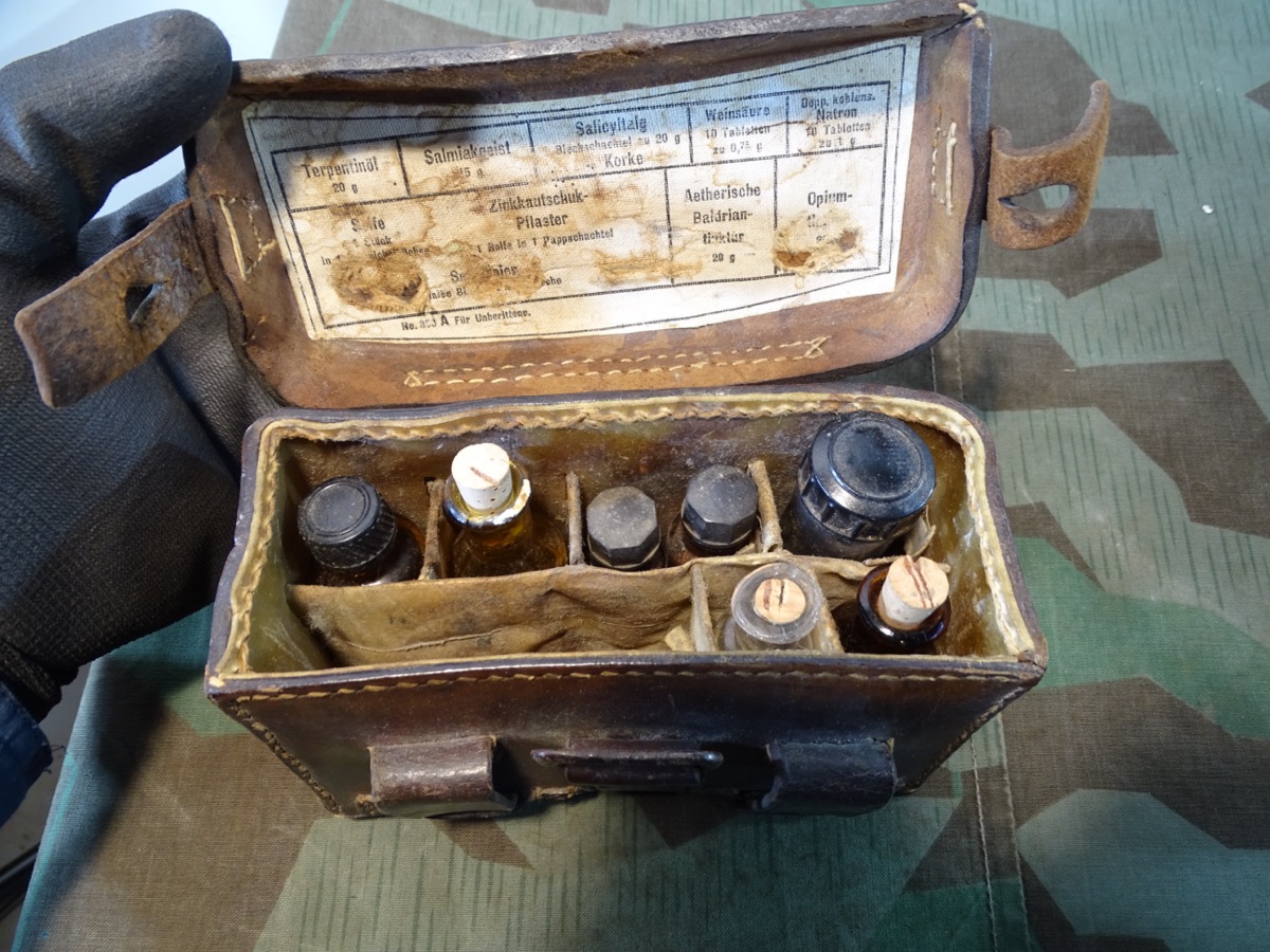 Frühe dunkelbraune Wehrmacht Sanitäter Gürteltasche mit Deckel Etikett und Fläschchen, schöne Erhaltung