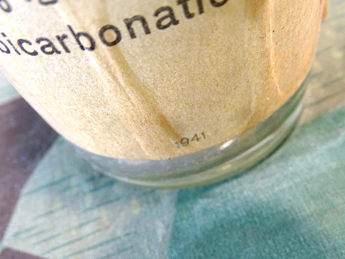 Glasflasche zu 500 Gr. zum Herstellen einer 5% Natrium Bicarbonat Lösung, 1941, Hausapotheke / Sanitätsmaterial. 