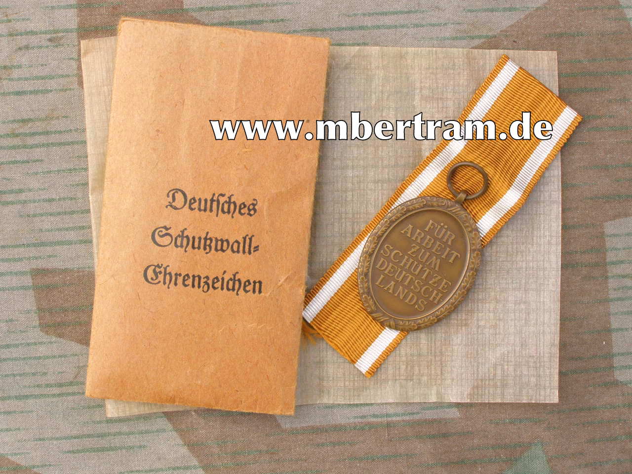 Deutsches Schutzwall Ehrenzeichen mit Tüte u. Packpapier, Lauer Nürnberg, Top Zustand