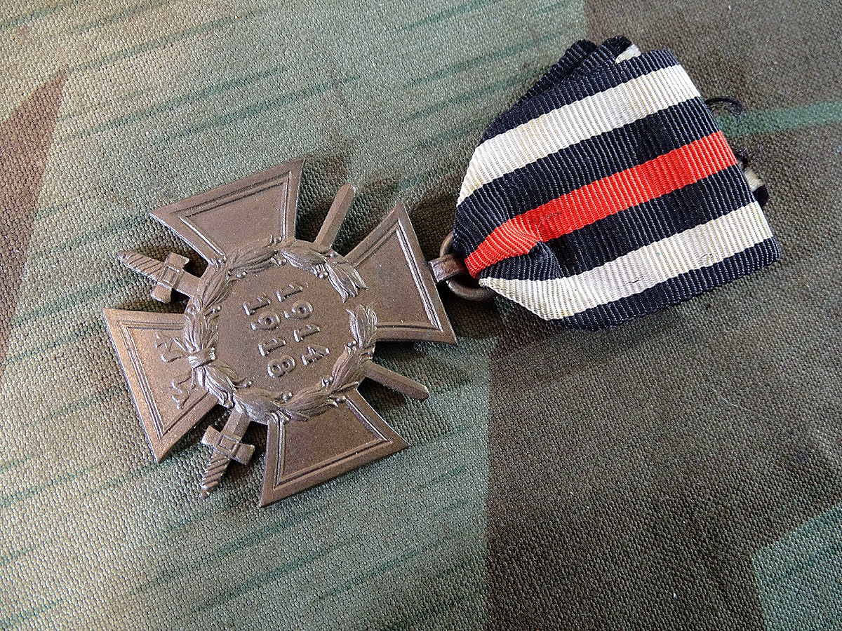 Ehrenkreuz für Frontkämpfer 1914/ 1918 mit Schwertern. Hersteller W.K. 