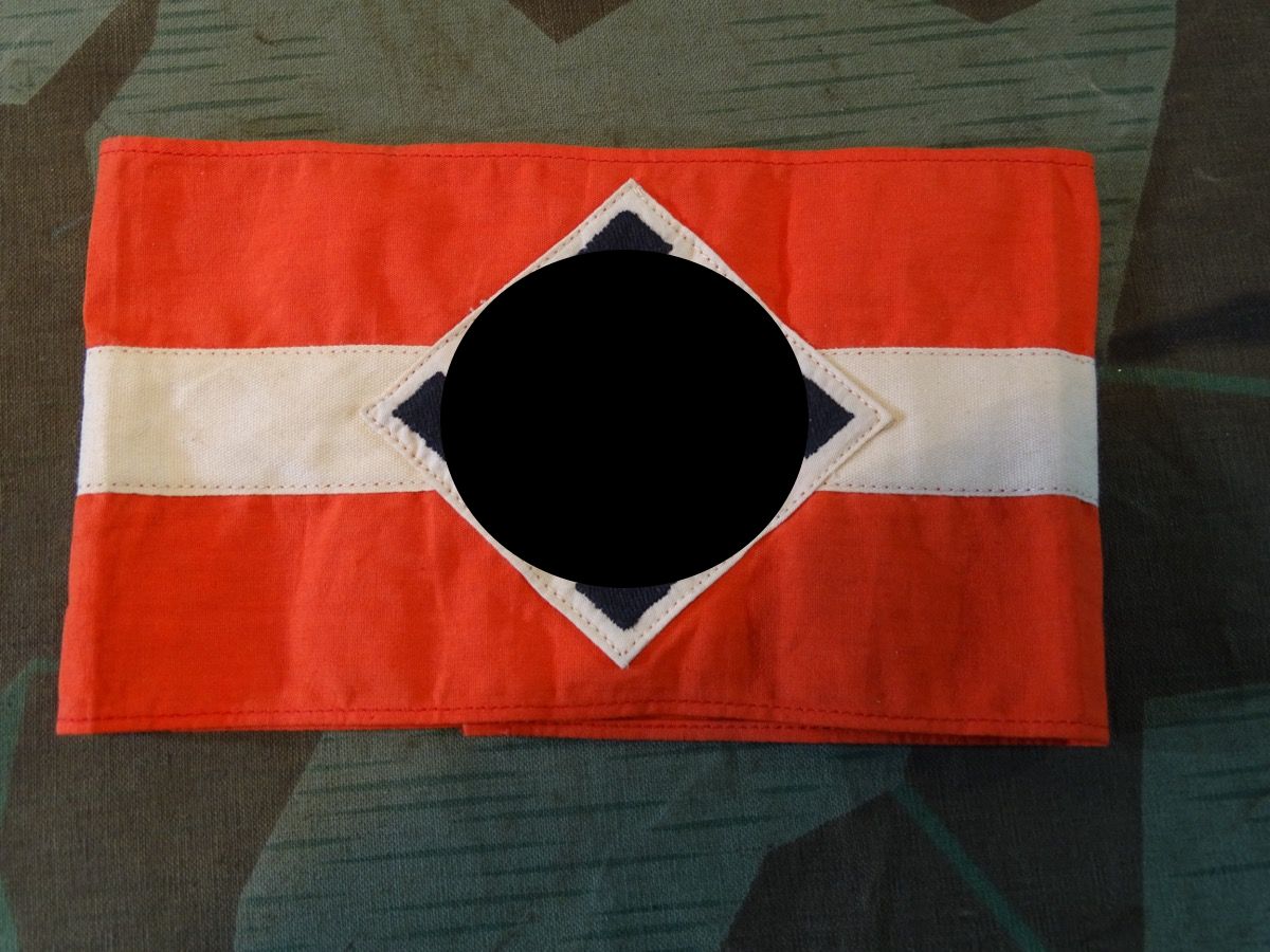 Armbinde für HJ Angehörige, Sehr guter Zustand, mehrteilig genähtes Stück, mit gesticktem HK. 