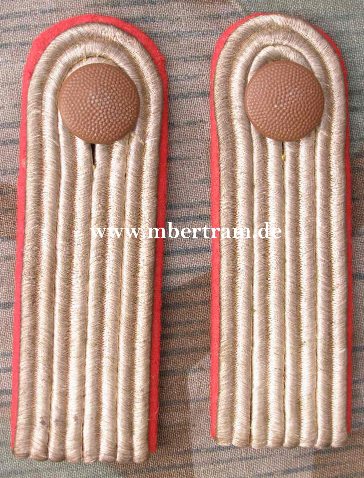 Paar Schulterklappen Leutnant Artillerie/Sturmgeschütze
