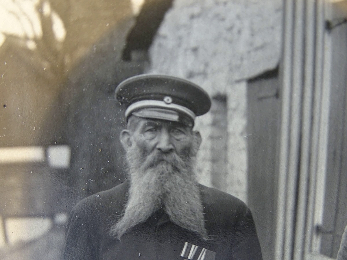 2 Fotos eines Veteranen der Kriege 1870/71, um 1915 Centenaermedaille etc., Kind mit Krätzchen