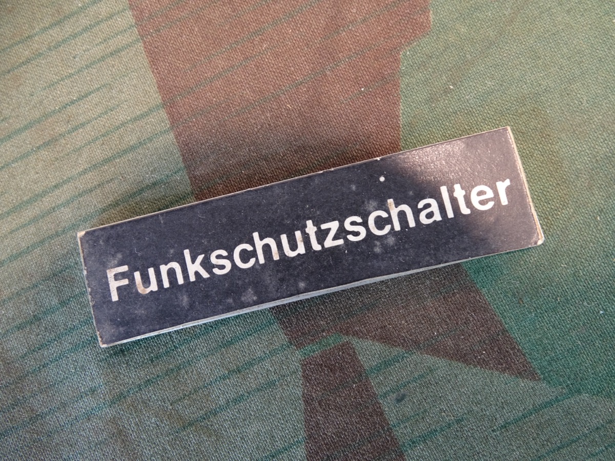 Beschilderung " Funkschutzschalter " Alu, lackiert, ca. 7,5 x 2 cm 