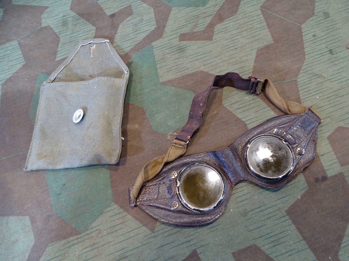 Wehrmacht Staubbrille, / Kradfahrerbrille.  Braunes Leder. Getönte Gläser. Schutzhülle