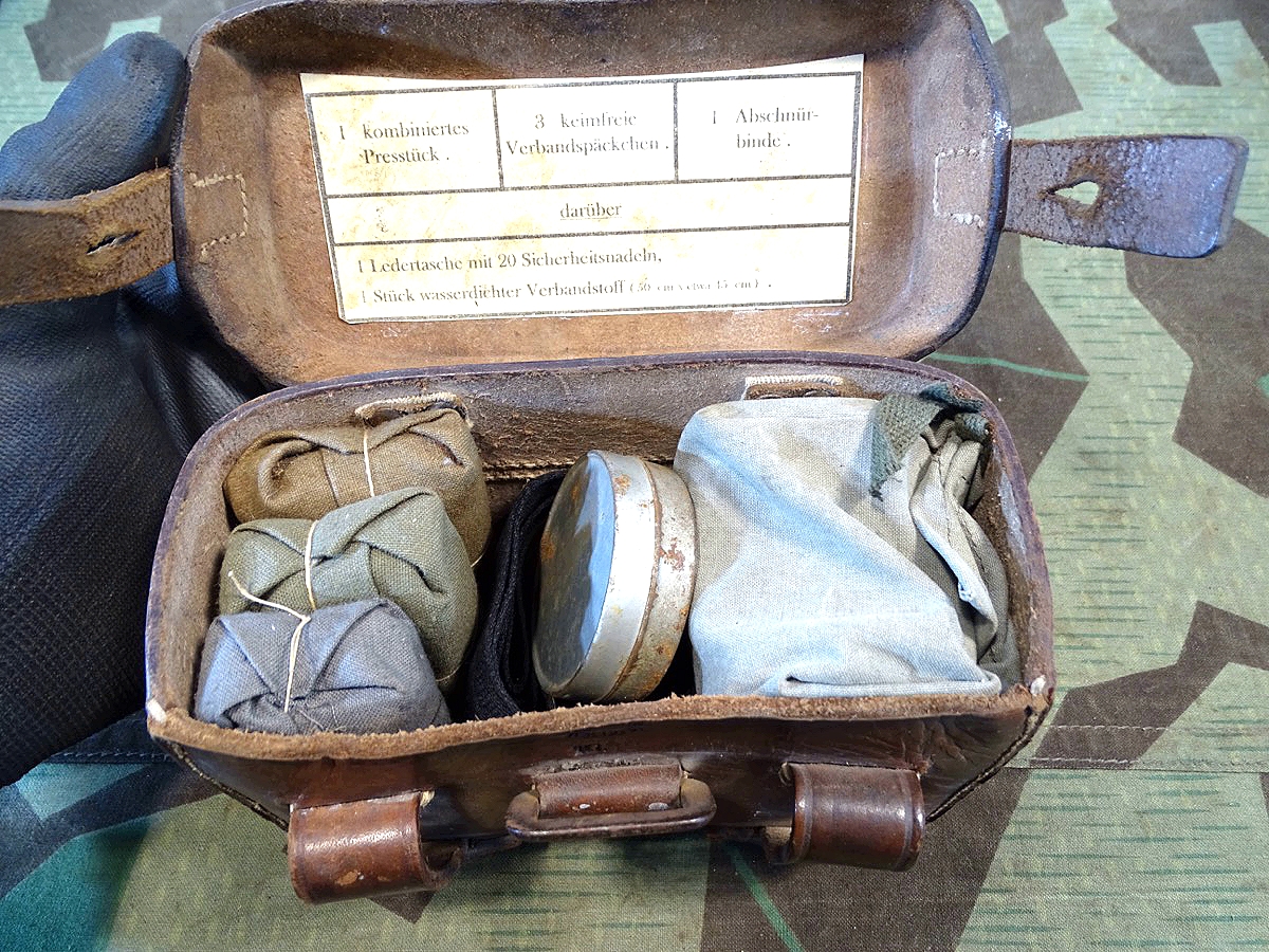 Wehrmacht Luftwaffe oder Kriegsmarine Sanitäter Gürteltasche, K.Barth 1939, kpl. befüllt