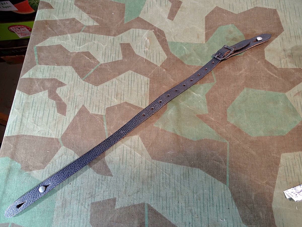 Replik: Kinriemen für Wehrmachts Stahlhelme mit beiden Nieten