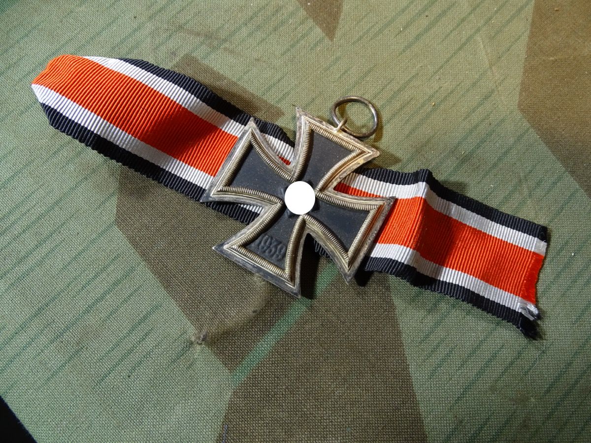Eisernes Kreuz 2. Klasse 1939 mit Band, ohne Hersteller, sehr schöne Erhaltung