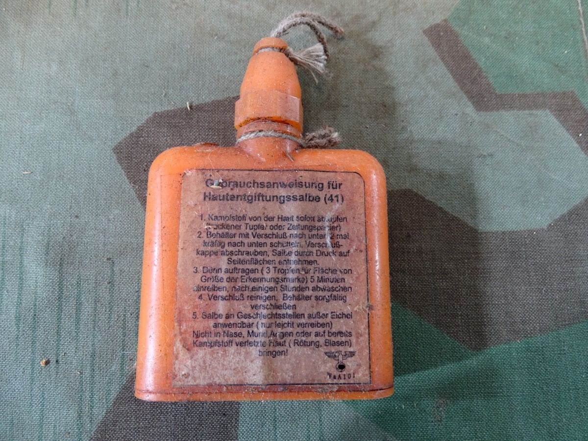 Oranges Bakelit Fläschchen Hautentgiftungssalbe 41, eqe 12 .944, Band gerissen, Original befüllt