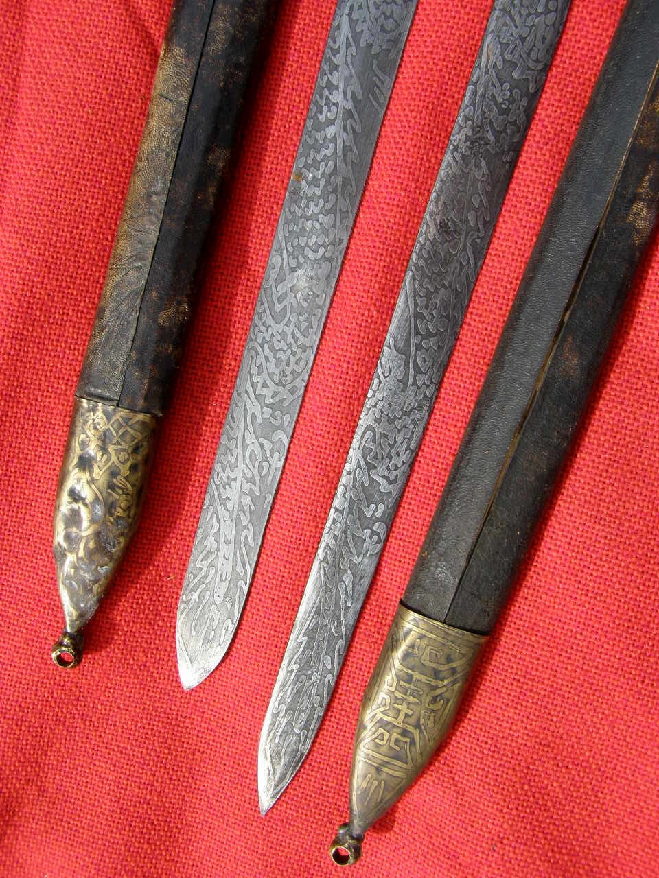 Replik: 2 Asiatische Kampfschwerter, ( Nepal?) Ätzung