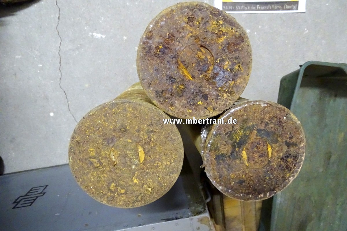14698-16 Wehrmacht, späte Packkiste für 3 Stck 8,8cm Flak 18 Granaten, 1944/45, ca. 16 Kg, mit 3 Hülsen