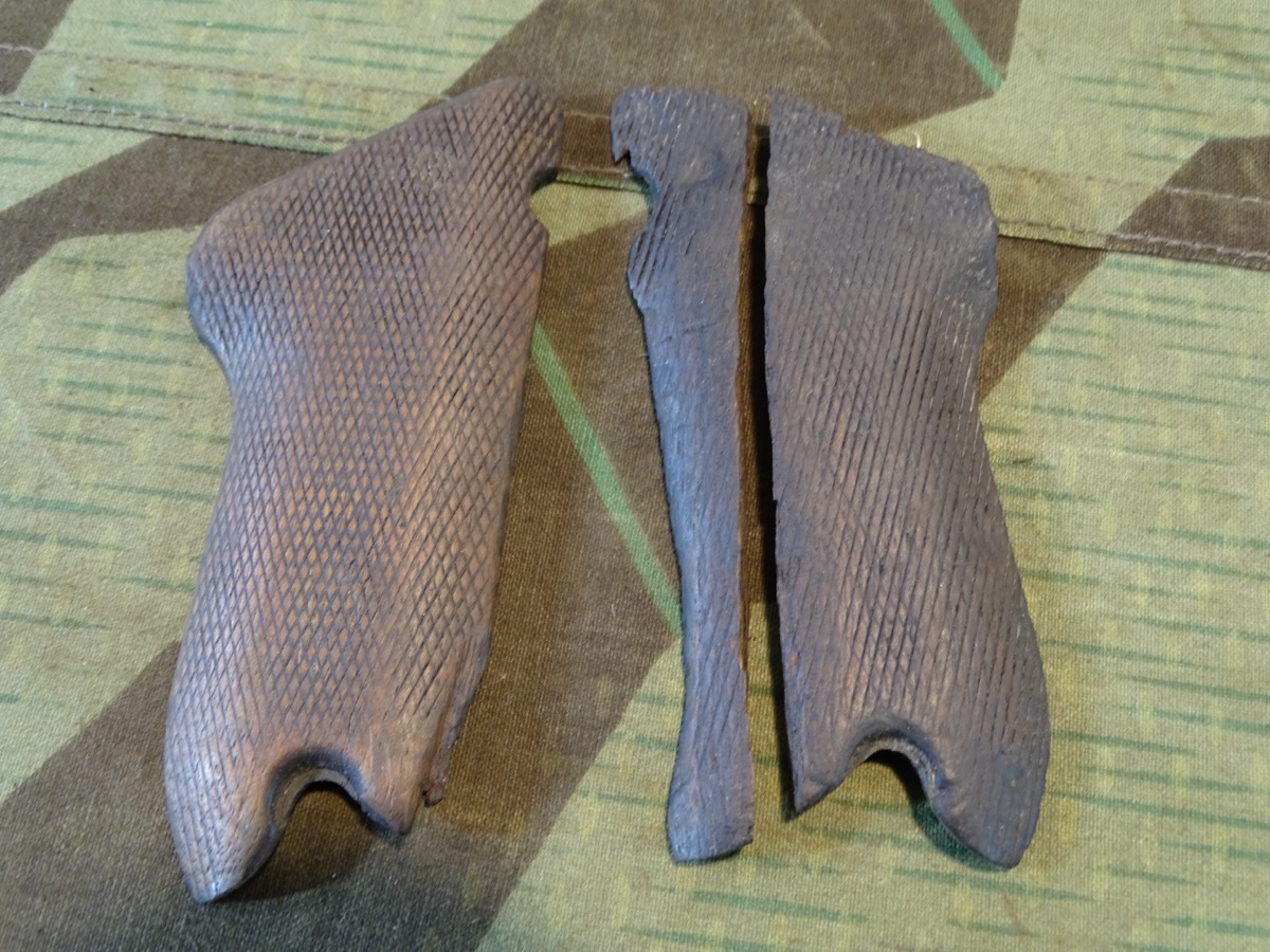 Pärchen Original P 08 Griffschalen. Holz, eine gerissen