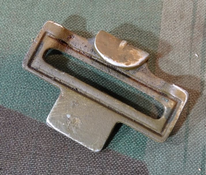 Wehrmacht, lehmgelber Gegenhaken/ Aluminiumgegenhalt für Lederkoppel , Hst: B A