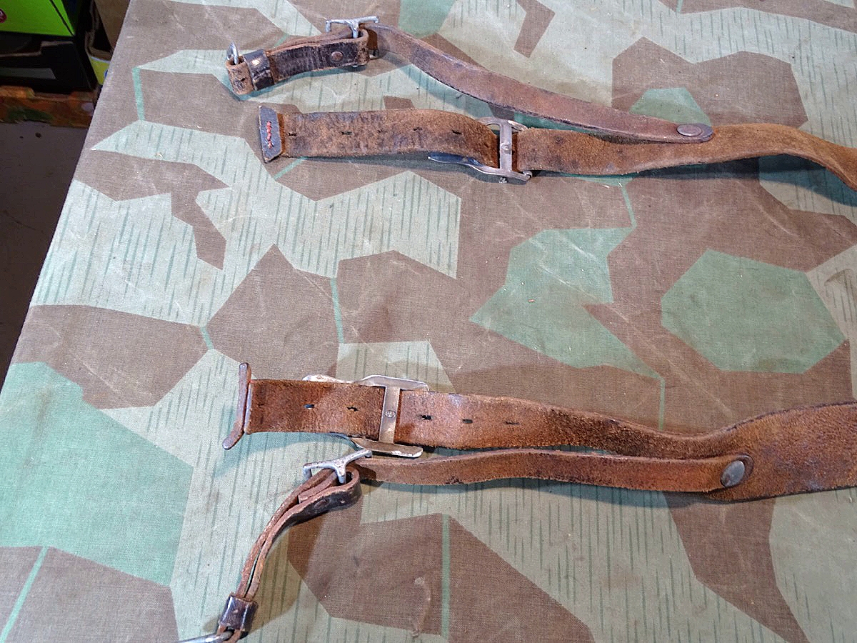 Wehrmacht / Waffen SS Tornister (Affe), Modell 39 "K.W.K 1942 "   mit gutem Fell und kpl. Beriemung