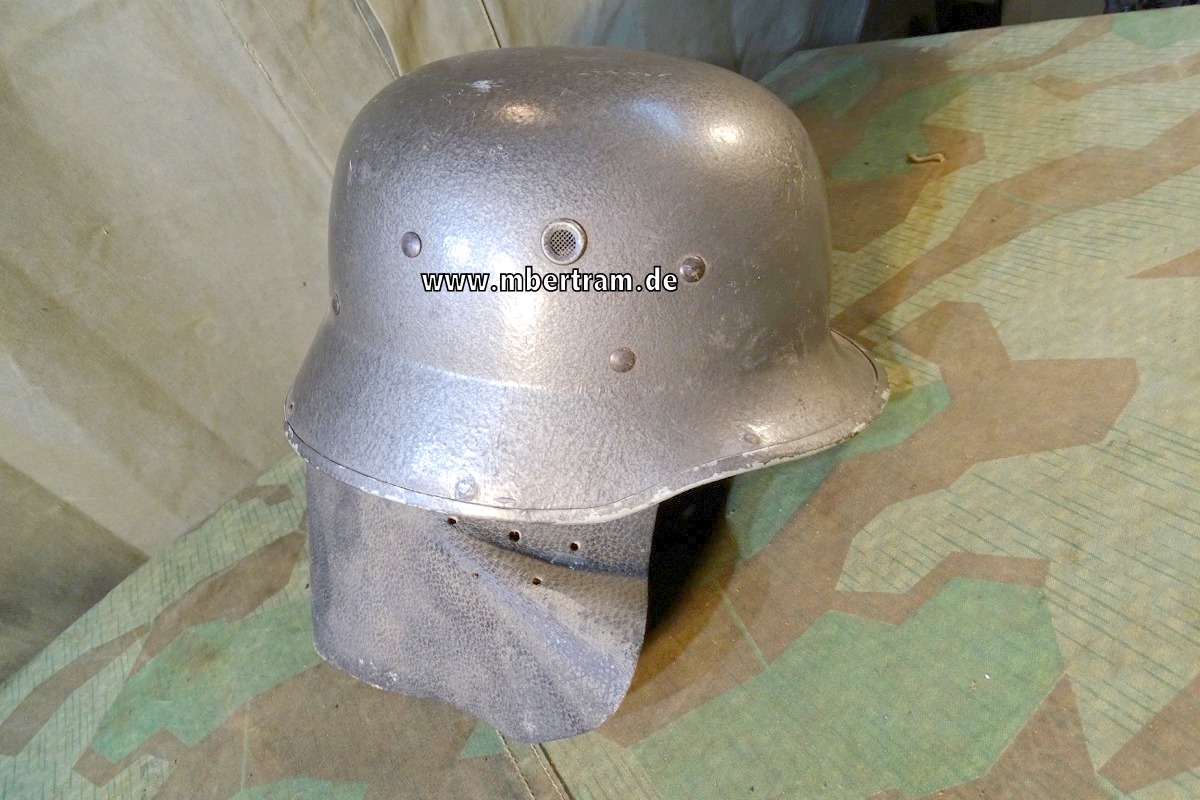 DDR Fieberglas Feuerwehrhelm mit Nackenleder, wie Wehrmachts Parade Helm
