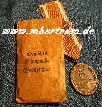 Deutsches Schutzwall Ehrenzeichen mit Band und Tüte