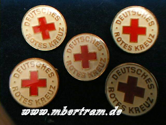 5 DRK Mitgliedsabzeichen, emailliert, vergoldet, ca. 1959