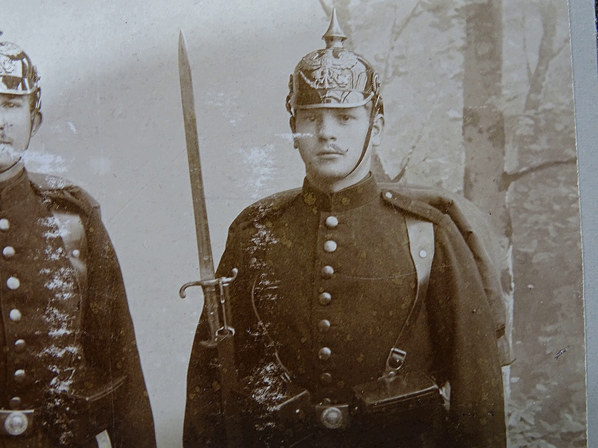 Studioaufnahme von 2 preussischen Soldaten um 1890, mit Gewehr 88 und SG 71