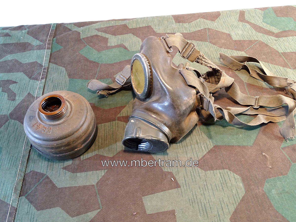 20867-1 Gasmaske Wehrmacht, recht trocken, leichte Risse mit Filter FE 41