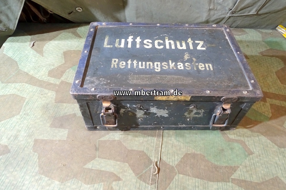 Luftschutz Rettungskasten, Fundztustand, unrestauriert, viel Farbe und Schrift