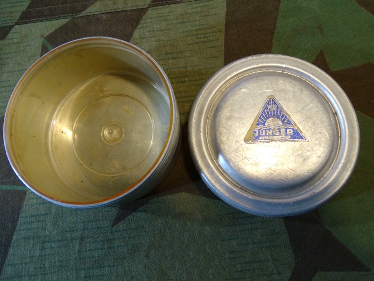 Militär Butterdose frühe Nachkriegszeit, Aluminium mit Kunststoffeinsatz. 
