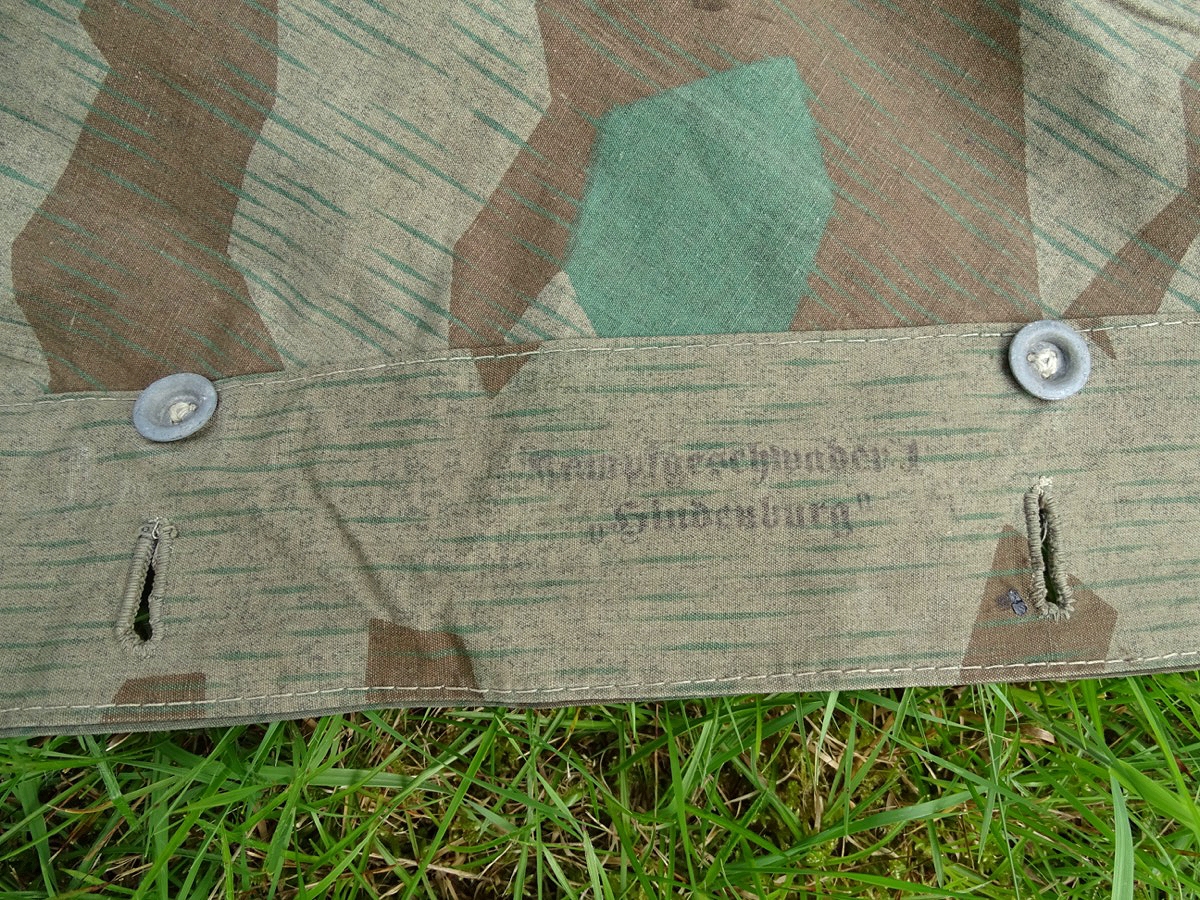 Dreieckszeltbahn Luftwaffe, farbfrisches Tarnmuster, " KG 1 Hindenburg " , 2 Riemen (1) Dreieckszeltbahn Luftwaffe, farbfrisches Tarnmuster, " KG 1 Hindenburg " , 2 Riemen (1)