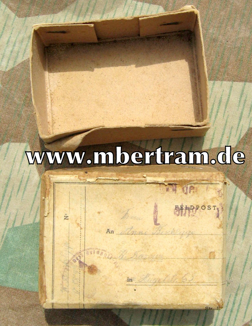 Gelaufenes Feldpostpäckchen, Karton, Originalaufkleber