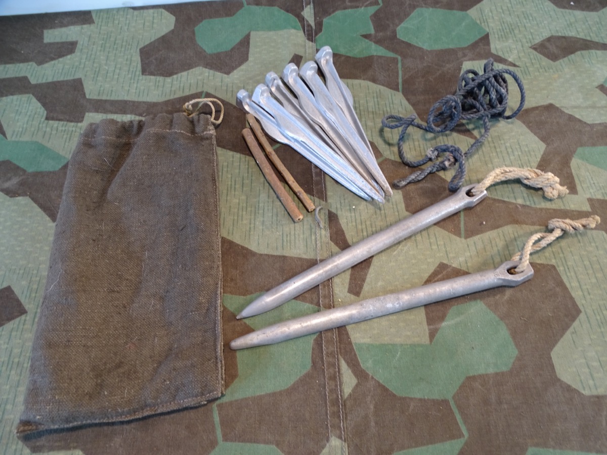 Zeltzubehör Wehrmacht, Sack, Leine, 2 Zeltheringe SRM 1939, S 1936. 