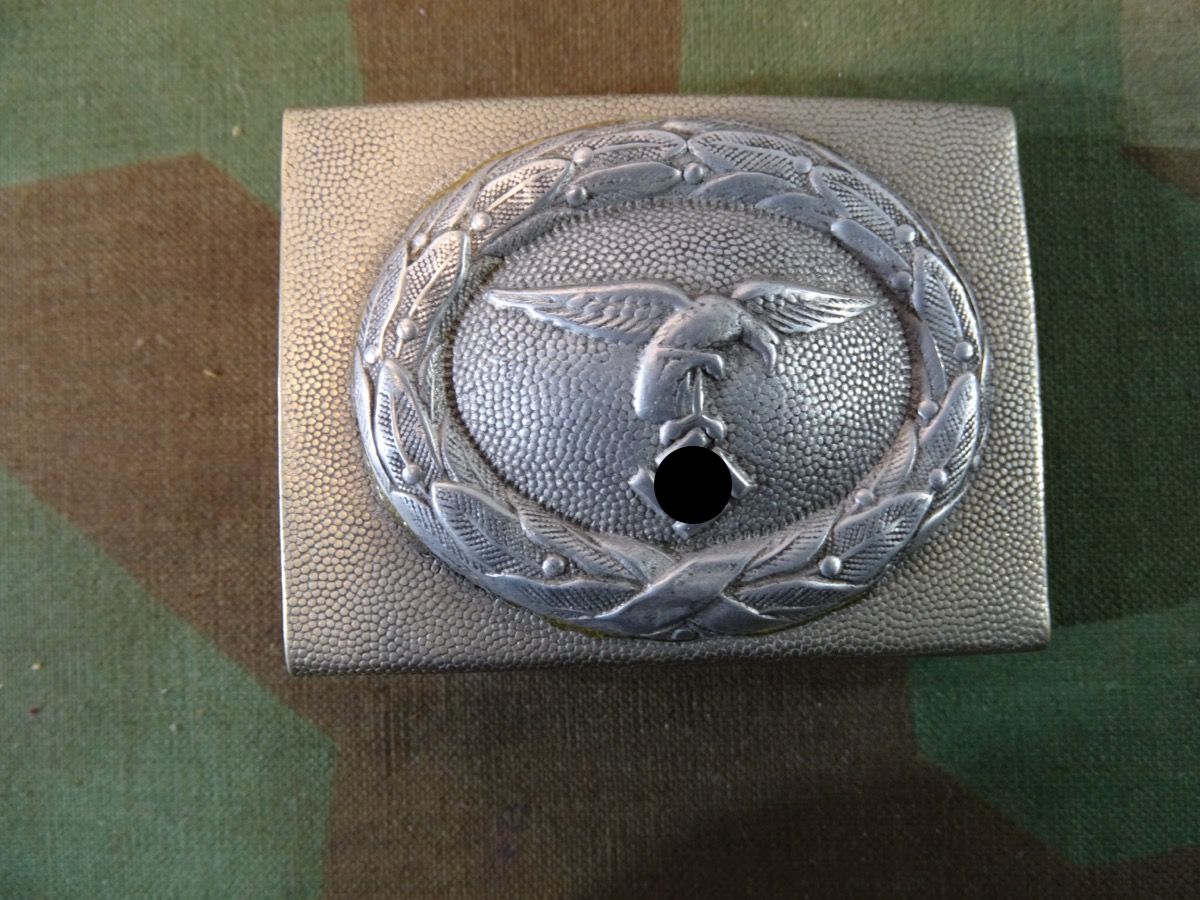 Koppelschloss Luftwaffe, 1. Modell mit kleinem Adler,  mit aufgeklammertem Medaillon, geklebt