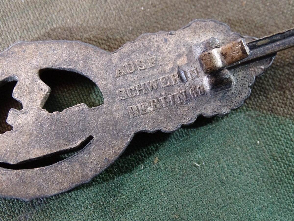 U-Boot Frontspange der Kriegsmarine in Silber, Feinzink, Hersteller Schwerin / Berlin