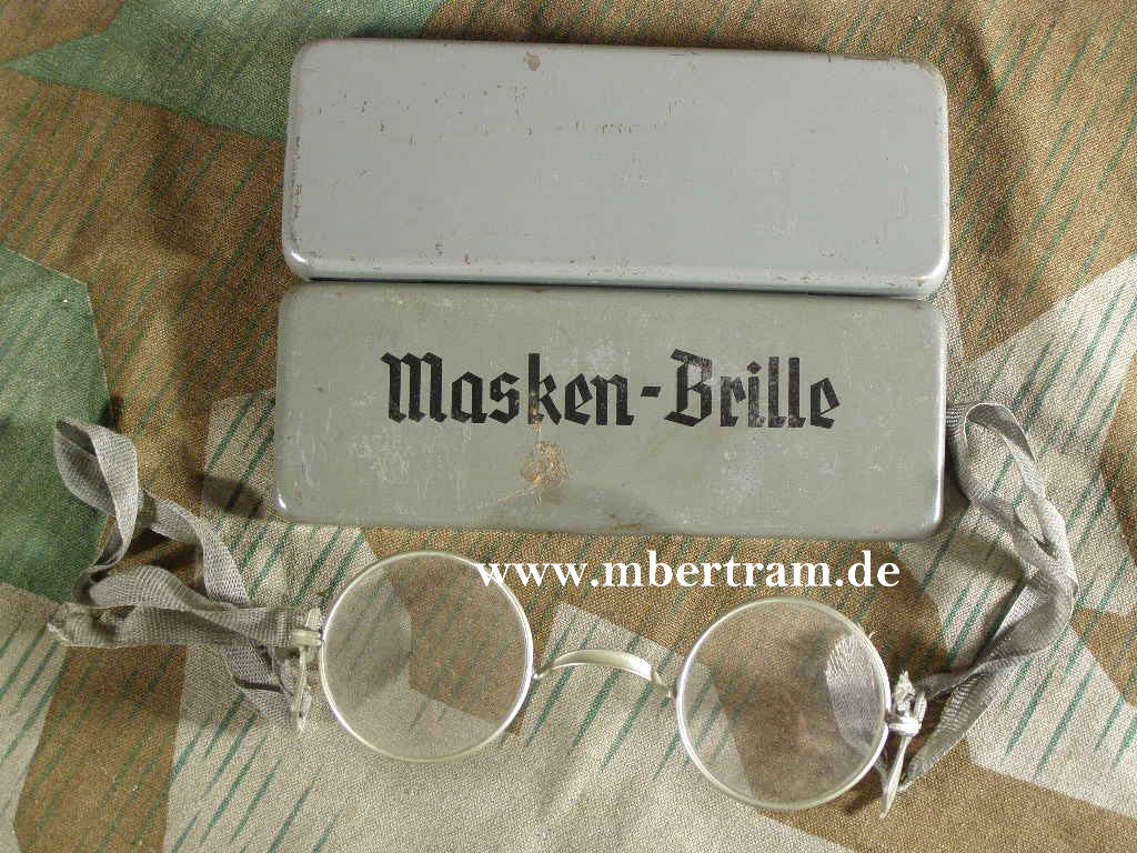 Wehrmacht Maskenbrille mit Stoffband in Blechdose