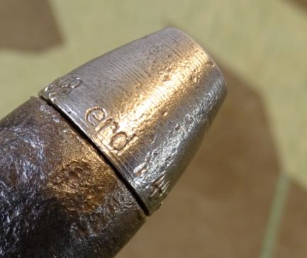 Deko-Patrone 2 cm Flak 38, lackierte Stahlhülse, Eisenzünder, Ladungssäckchen