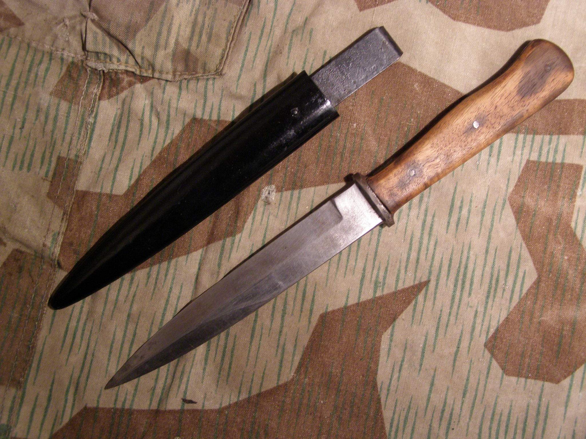 4499-1 Wehrmacht Grabendolch / Kampfmesser 2.WK, Stahlscheide
