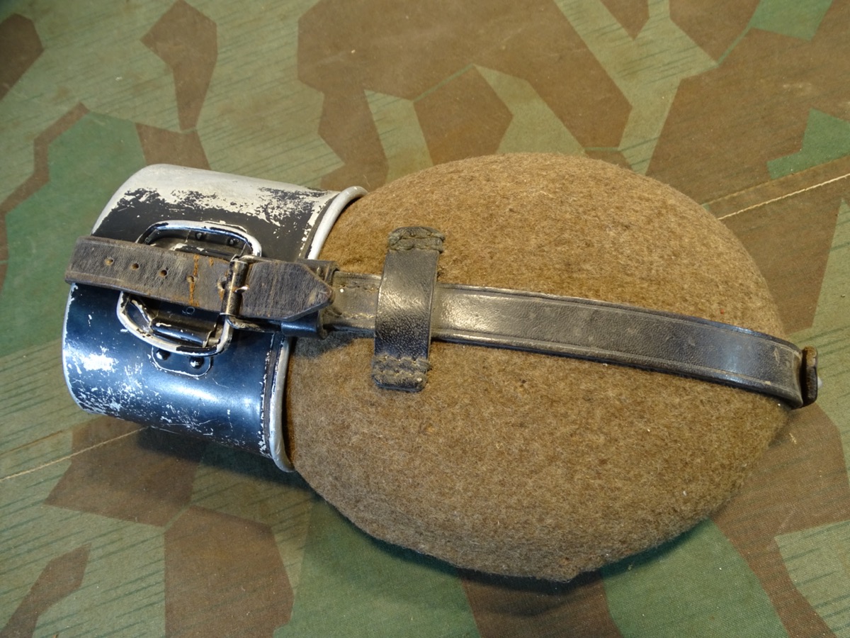 Wehrmacht, frühe Alu Feldflasche mit schwarzem Alu Trinkbecher , nrgl. " MN 39/40" 