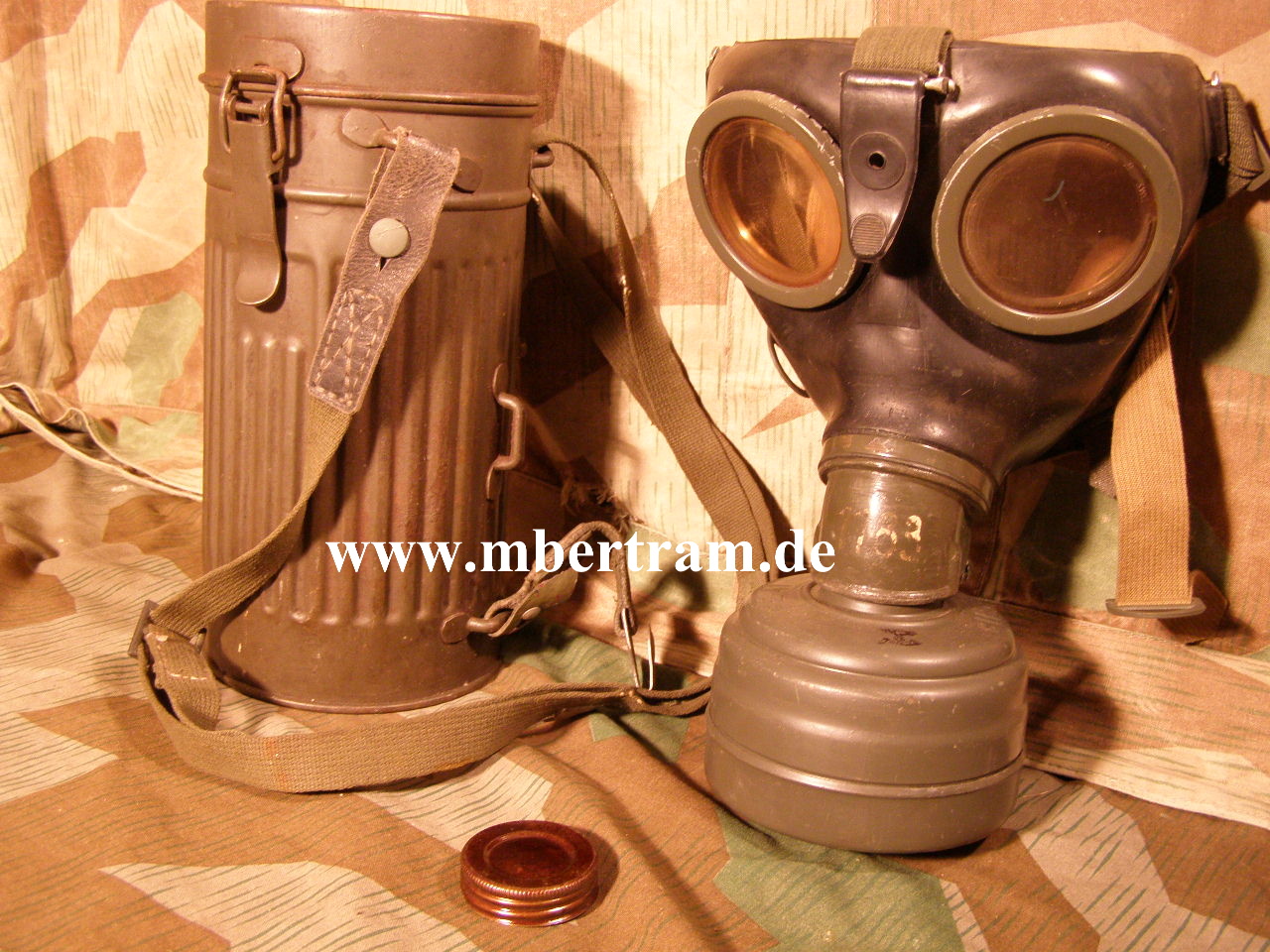 WEHRMACHTS GASMASKE, MITTELHOHE BLECHDOSE, 1939
