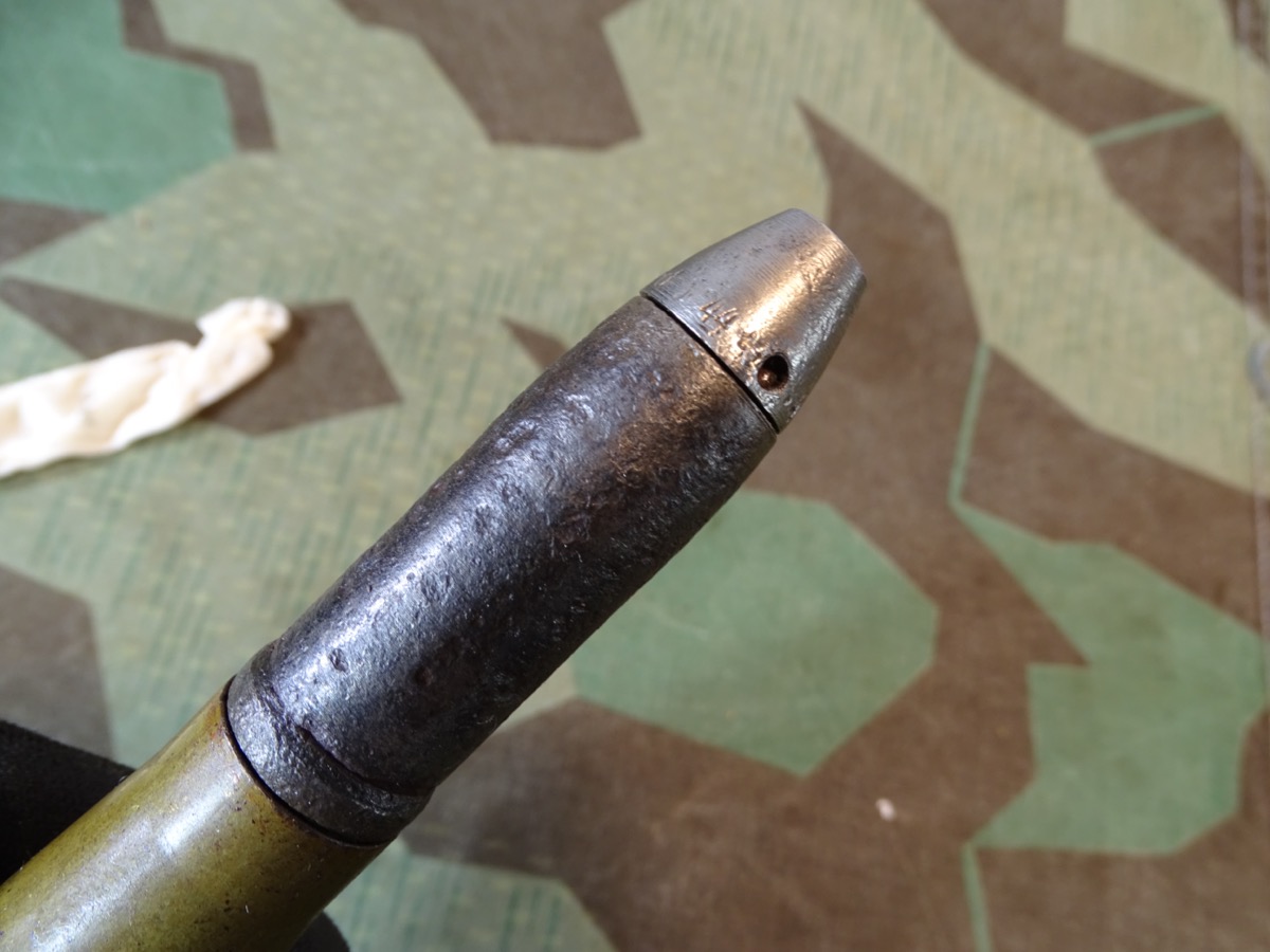 Deko-Patrone 2 cm Flak 38, lackierte Stahlhülse, Eisenzünder, Ladungssäckchen