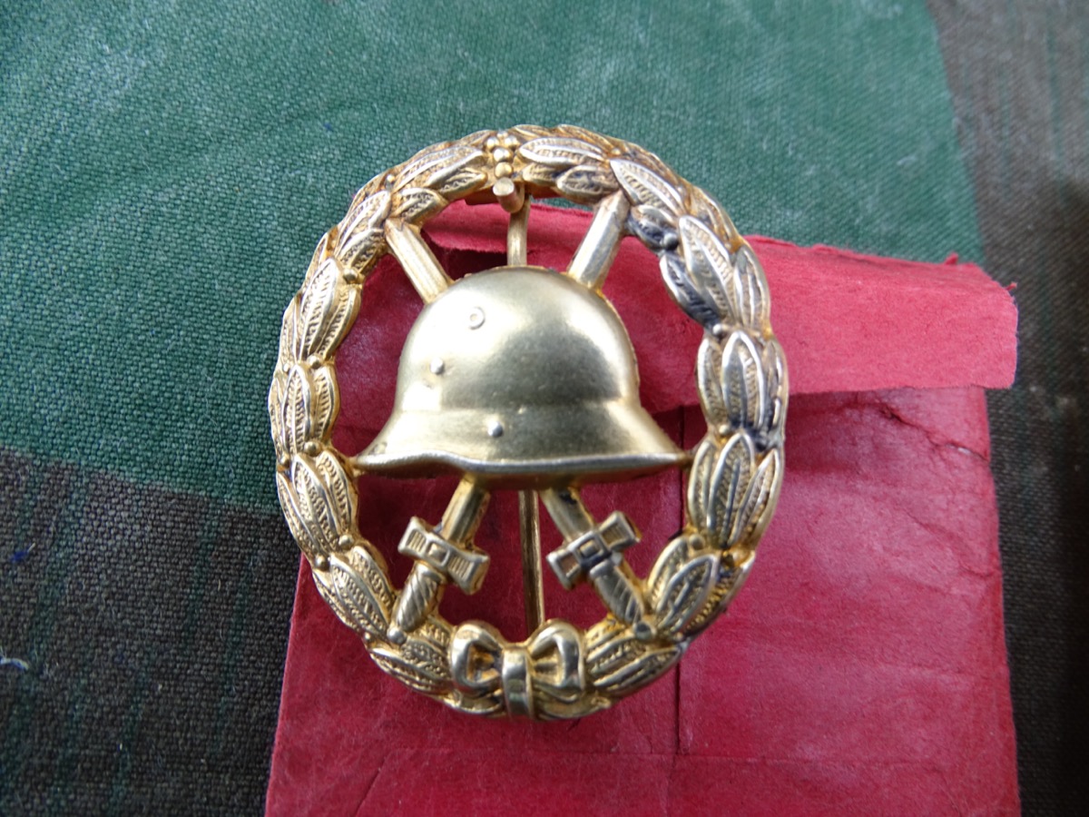 Verwundeten Abzeichen in Gold 1914-1918, durchbrochen. Buntmetall, Packpapier, Tüte pr. Staatsmünze Verwundeten Abzeichen in Gold 1914-1918, durchbrochen. Buntmetall, Packpapier, Tüte pr. Staatsmünze