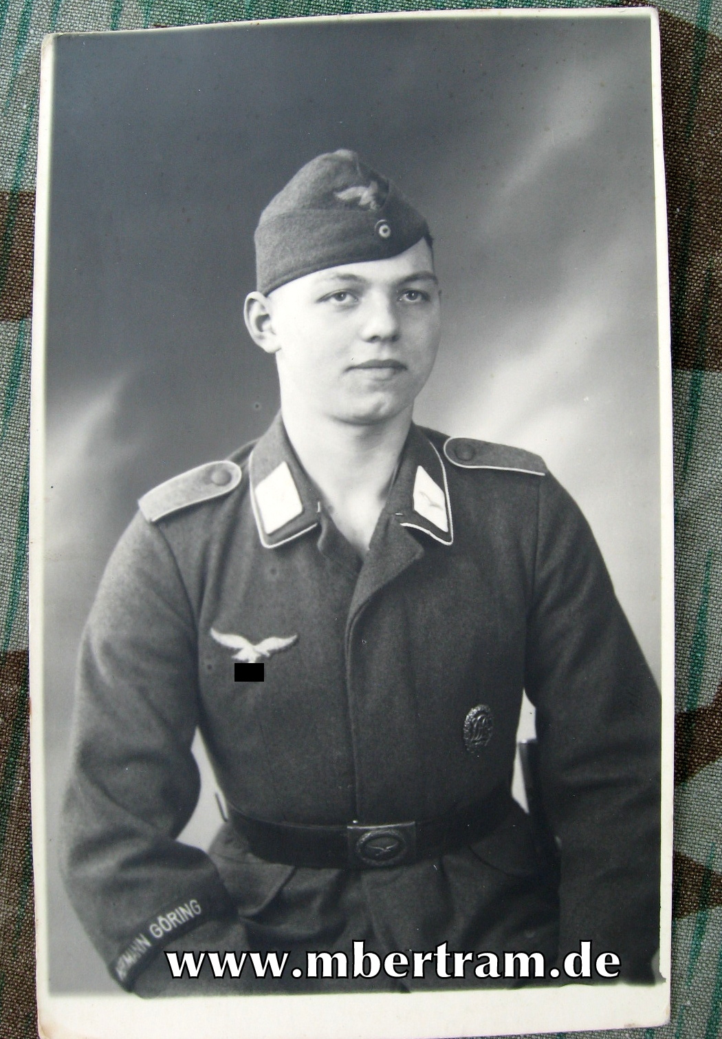 Soldat Luftwaffen Felddivision mit Ärmelband Hermann Göring