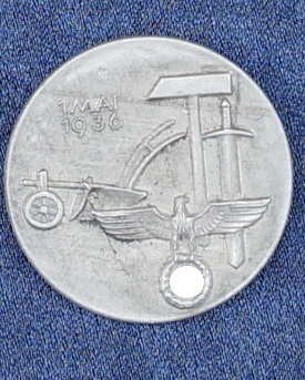 Ein Metallabzeichen zum Tag der Arbeit 1936, Hst: A. Schulze, Berlin.