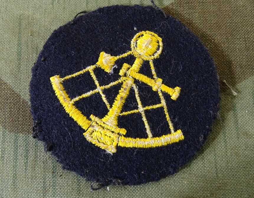Kriegsmarine Ärmelabzeichen Vermessungs- / Steuermanns Matrose auf blauem Grund,