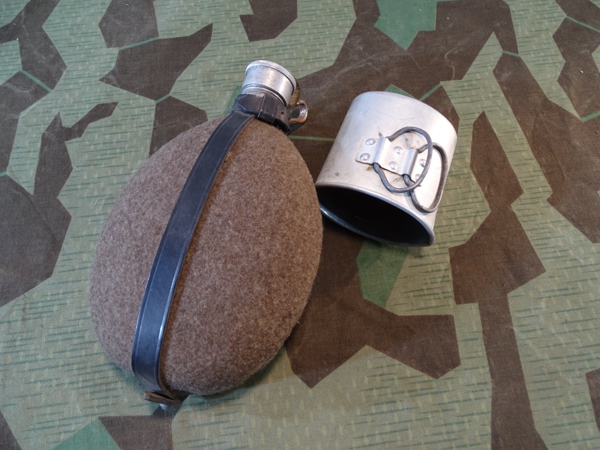 Feldflasche für Parteiformationen, schöner Zustand, mit Becher, OLHM 40