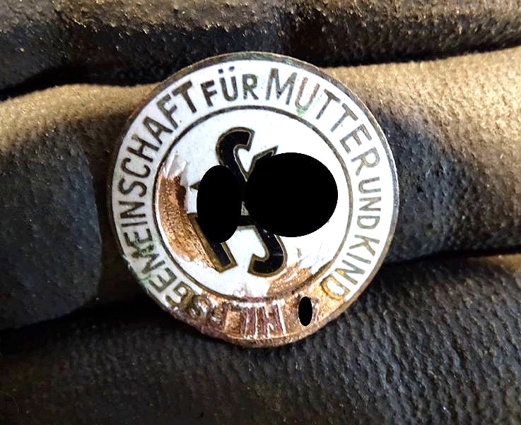 N.S. Volkswohlfahrt: Mitgliedsabzeichen Hilfsgemeinschaft für Mutter und Kind ( Heering / Hüsken 5618 a) 