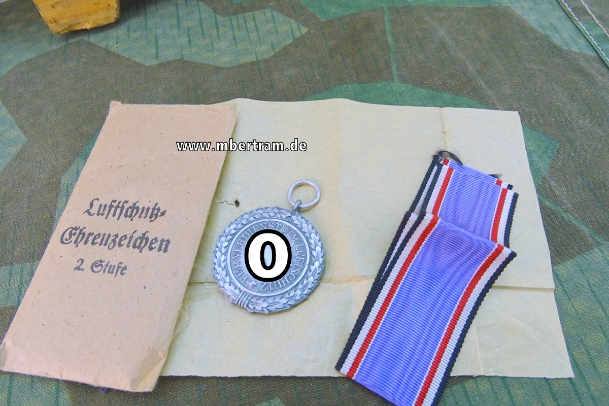 Luftschutz-Ehrenzeichen 2. Stufe, "Katz & Deyle" in Tüte, Feinzink versilbert