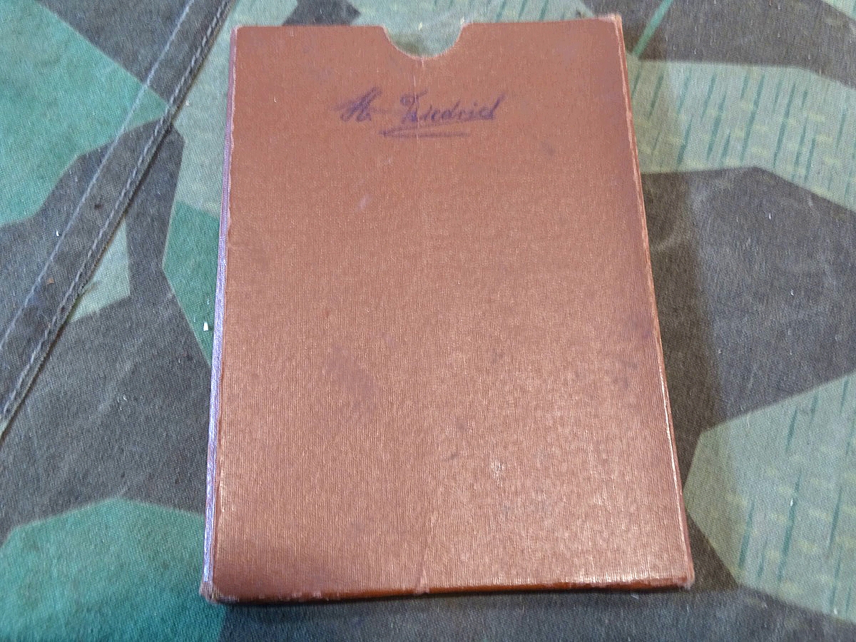 Wehrmacht Wehrpass Hülle, rotbrauner Karton mit Aufdruck. 