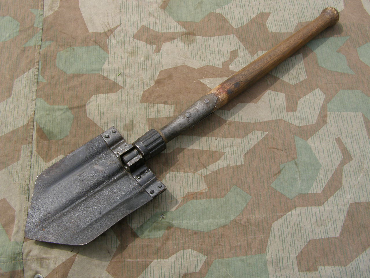 Wehrmacht Klappspaten mit Bakelitschraube